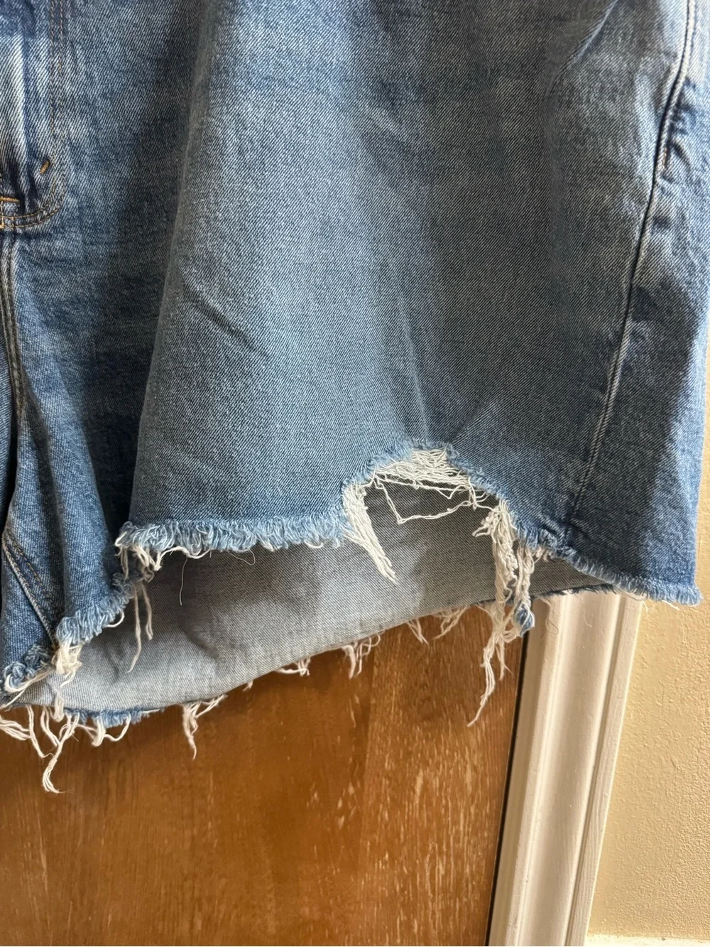 Abercrombie & Fitch 25” across